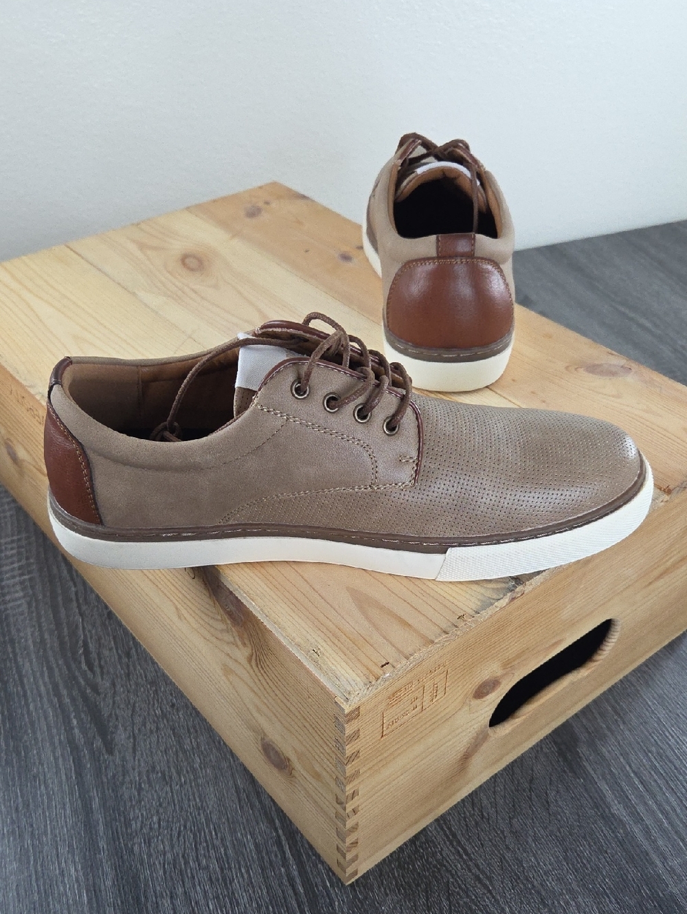 Men's Casual Tan & Brown Lace-Up Ortholite  Size 10 Dress Shoes. NWOT